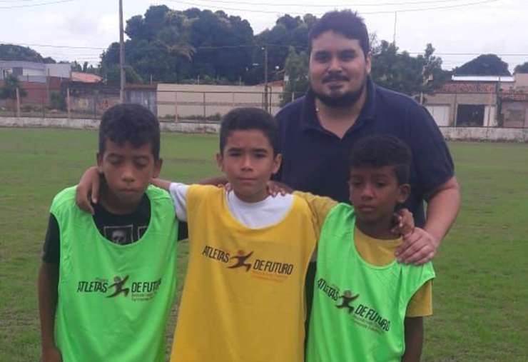 PREFEITURA CRIA 'ESCOLINHA DE FUTEBOL' GRATUITA PARA CRIANÇAS E