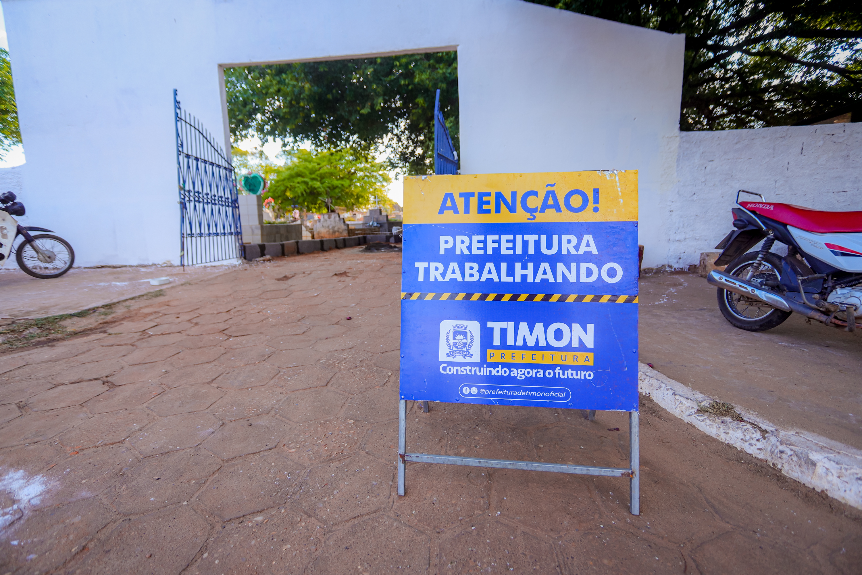 Cemitérios de Timon recebem mutirão de limpeza e revitalização para o Dia de Finados