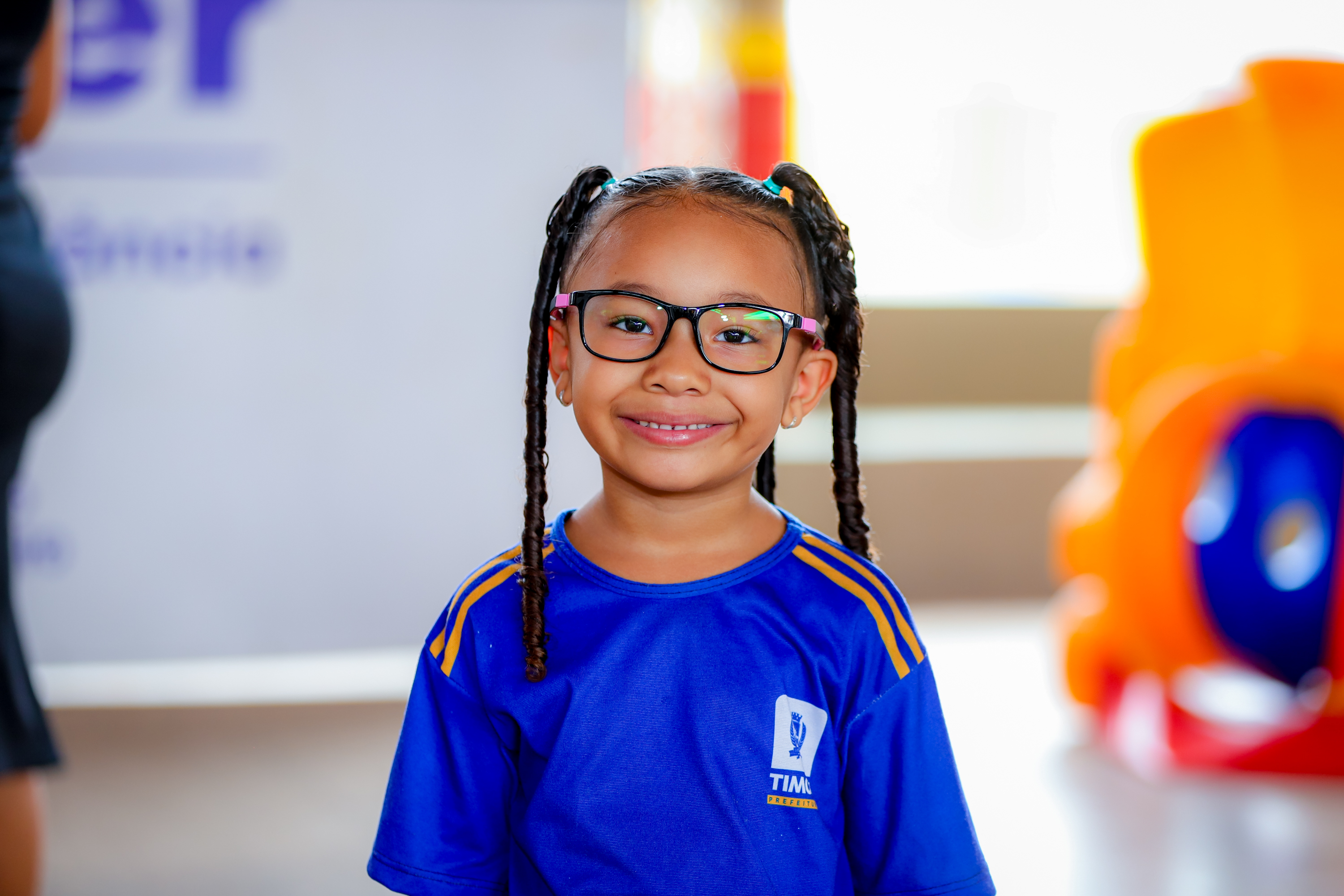 Prefeitura de Timon entrega óculos a crianças da EMEI Hilda Parentes pelo programa Cuidar para Crescer