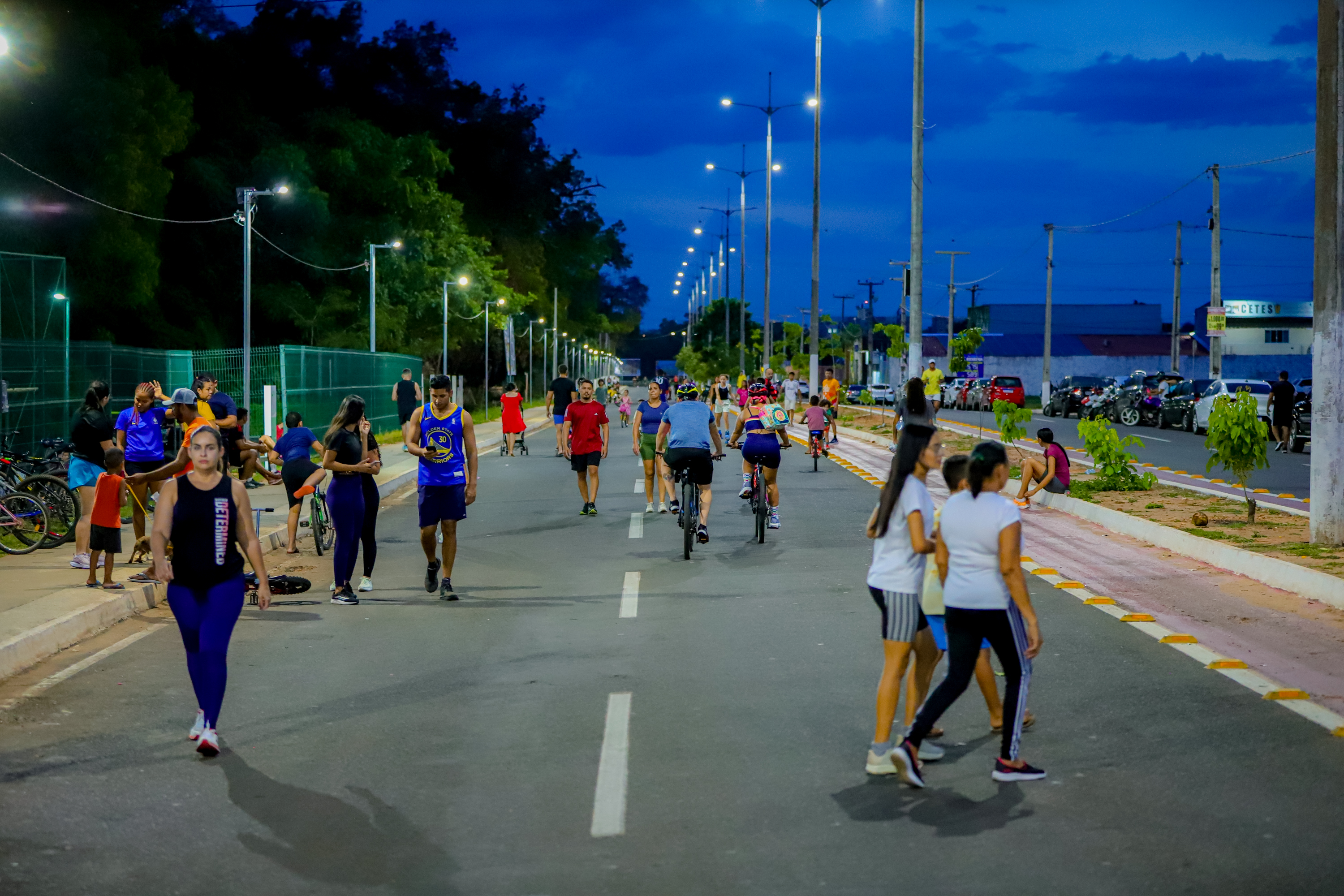 Domingo na Avenida reúne centenas de famílias e transforma a Avenida Piauí em espaço de lazer e convivência