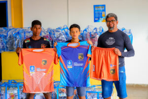 Prefeitura de Timon fortalece o esporte de base com entrega de uniformes para 36 equipes