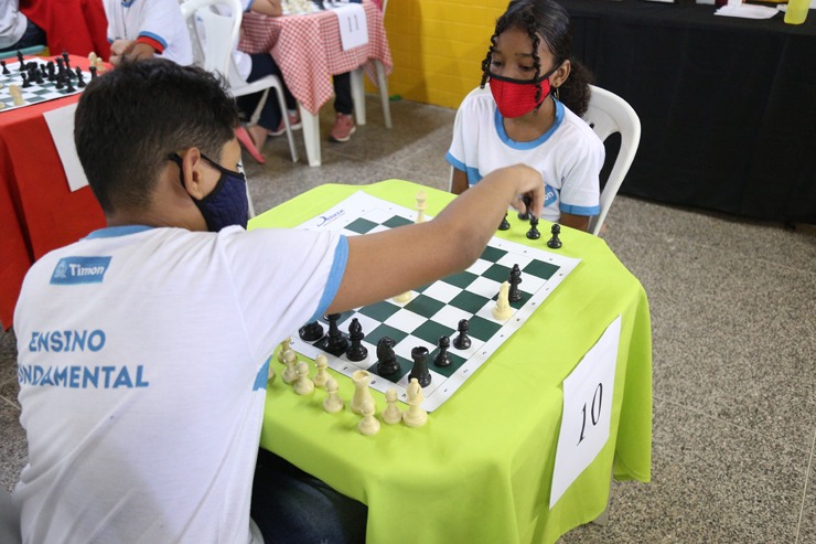 Magistradas e familiares participam de aula de xadrez