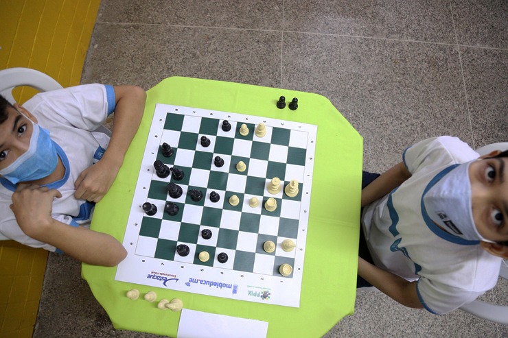 Magistradas e familiares participam de aula de xadrez