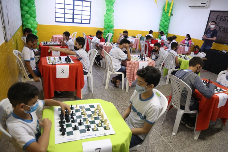 Alunos e famílias aprendem a jogar xadrez em aula da EMEB Ivo de