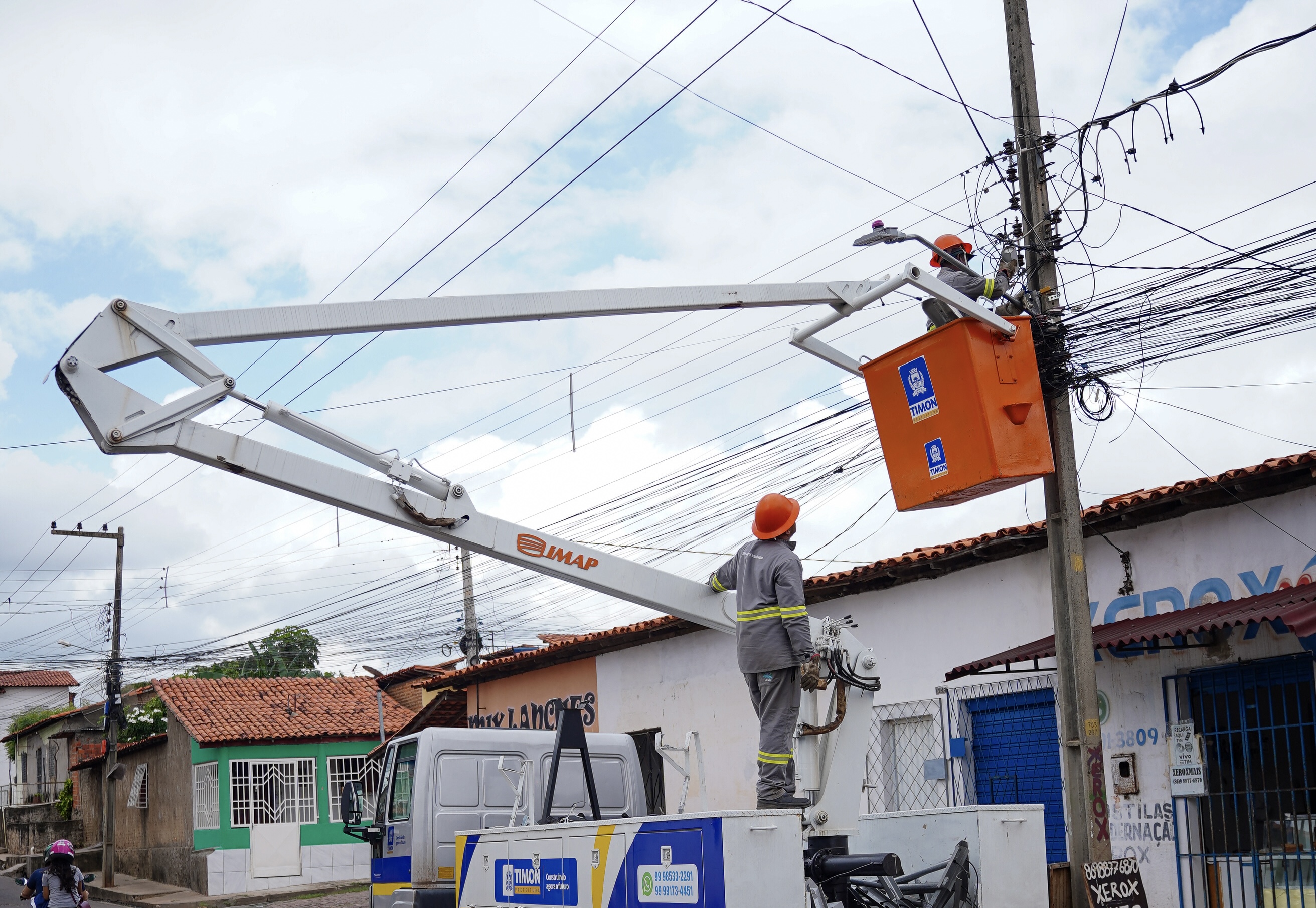 SIMP realiza troca de lâmpadas por LED na Rua 100 e avança na eficientização da iluminação pública