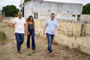 Prefeito Rafael Brito visita terreno onde será construído o primeiro COMPAZ de Timon