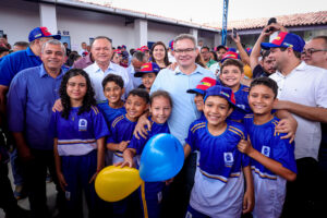 Prefeito Rafael Brito e Carlos Brandão entregam fardamento escolar em escola de tempo integral em Timon
